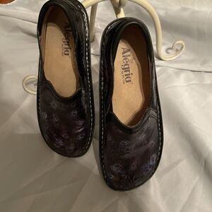 Alegria Deb-365 Peacock Feather Print Slip On Nursing Clogs Womens EUR 37 US 7